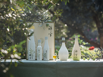 祥宇特級(jí)初榨橄欖油，純手工采摘、精選優(yōu)質(zhì)油橄欖鮮果，用意大利貝亞雷斯全自動(dòng)設(shè)備物理冷榨工藝，在鮮果采摘后8小時(shí)內(nèi)限時(shí)鮮榨而成。